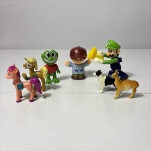 Random Small Figures Toy Lot 7 Toys Bin5
